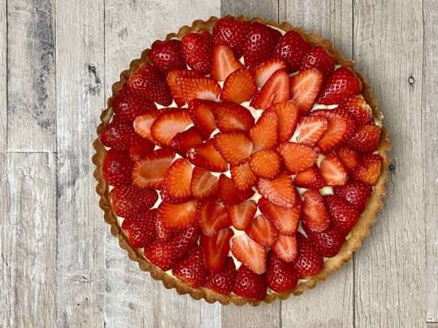 Preparazione crostata di fragole