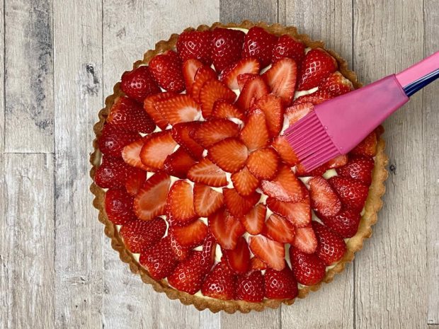 Preparazione crostata di fragole