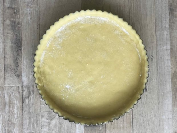 Preparazione crostata di fragole