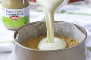 Versa la crema di pistacchio D'Amico