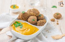 Falafel di lenticchie con crema di zucca e carote