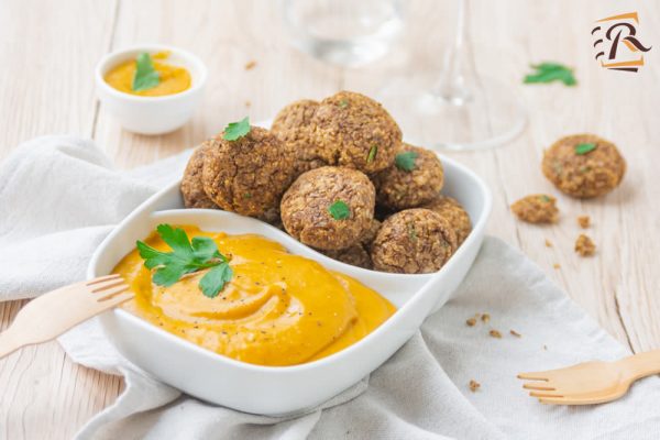 Falafel di lenticchie con crema di zucca e carote