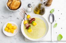 Vellutata di asparagi con spiedini di polenta fritta e cotechino