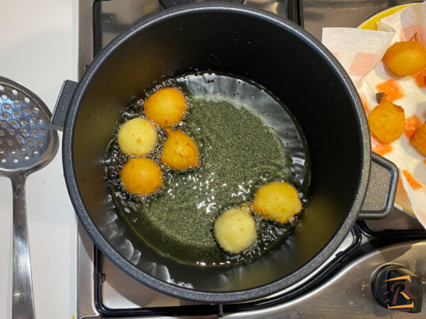 Preparazione castagnole con ricotta