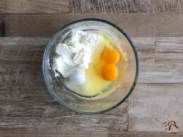 Preparazione castagnole con ricotta