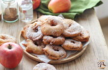 Taglia le mele a fettine sottili, e prepara delle frittelle croccanti da non credere