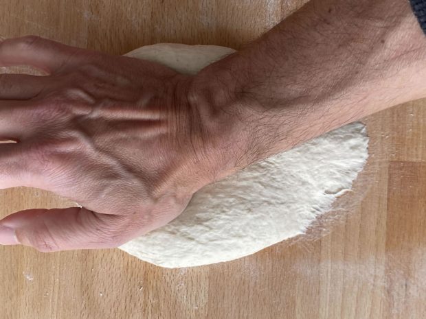 Preparazione focaccia croccante