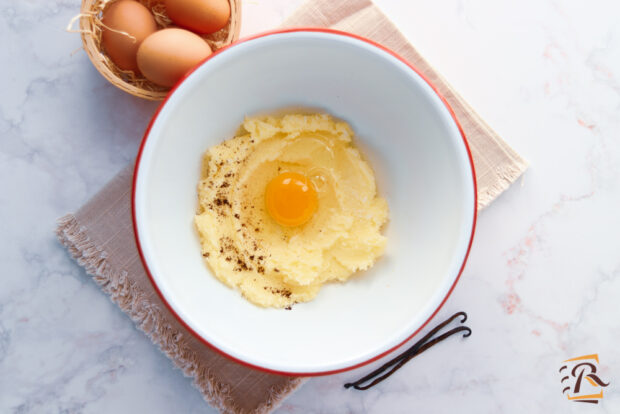 Preparazione ciambella bicolore