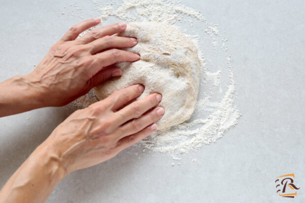 Preparazione focaccia al rosmarino