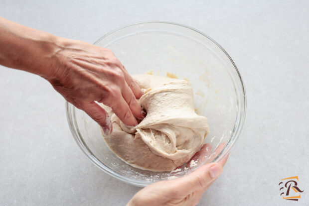 Preparazione focaccia al rosmarino