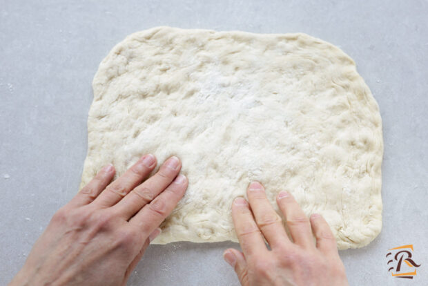 Preparazione focaccia al rosmarino