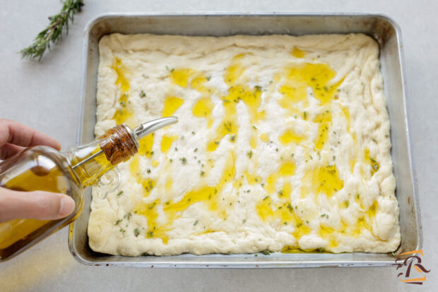 Preparazione focaccia al rosmarino