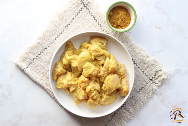 Preparazione pollo al curry