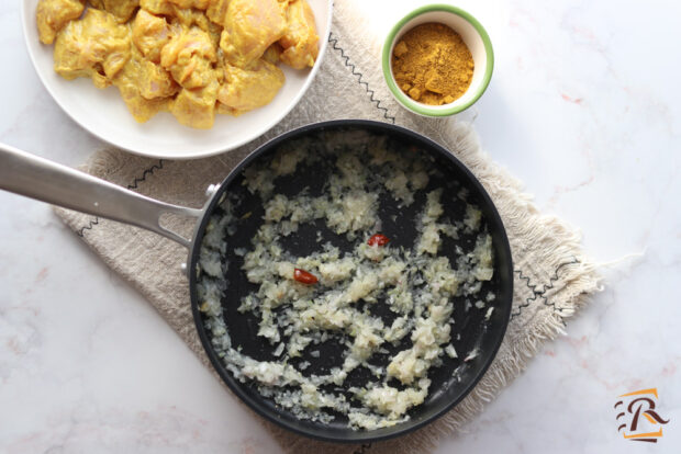 Preparazione pollo al curry