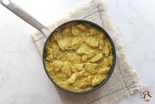 Preparazione pollo al curry