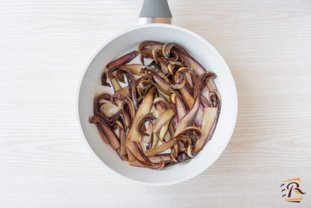 Preparazione radicchio in padella