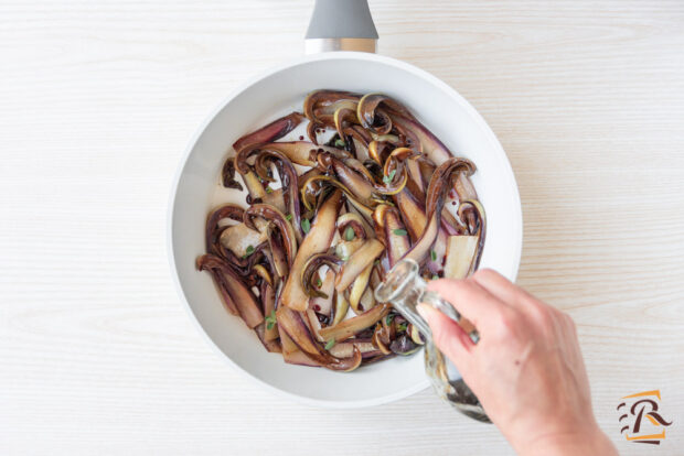 Preparazione radicchio in padella