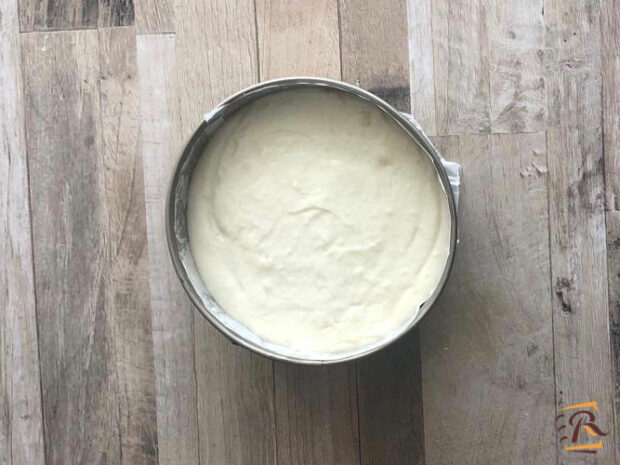 Preparazione torta allo yogurt senza uova