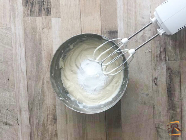 Preparazione torta allo yogurt senza uova