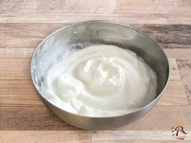 Preparazione torta di mandorle