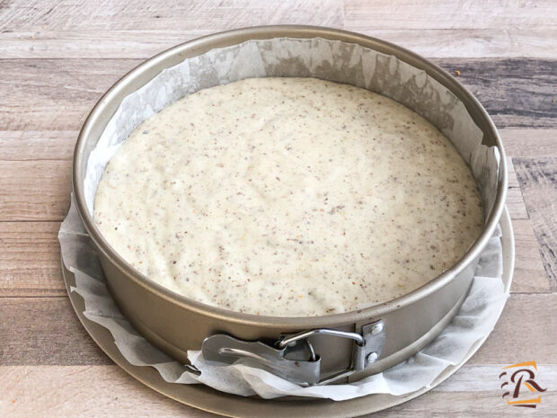 Preparazione torta di mandorle