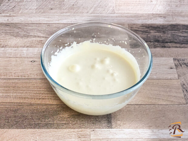 Preparazione torta di mandorle