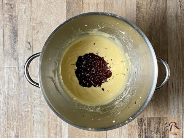 Preparazione torta yogurt e cioccolato