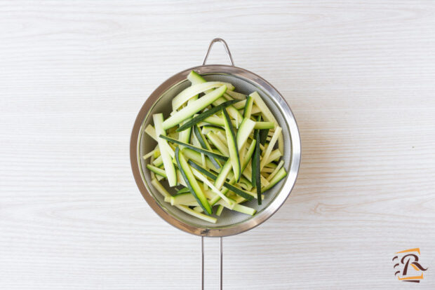 Preparazione zucchine fritte