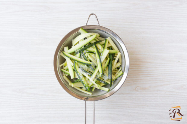 Preparazione zucchine fritte