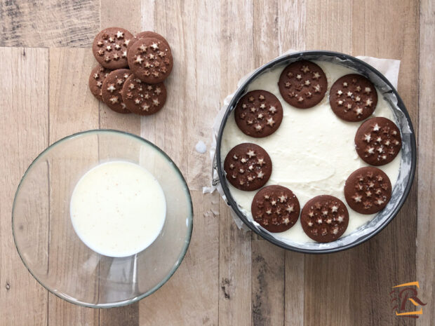 Preparazione cheesecake pan di Stelle