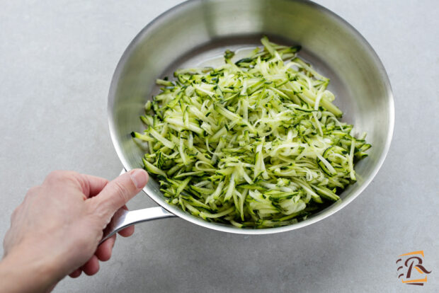 Preparazione lasagne con zucchine