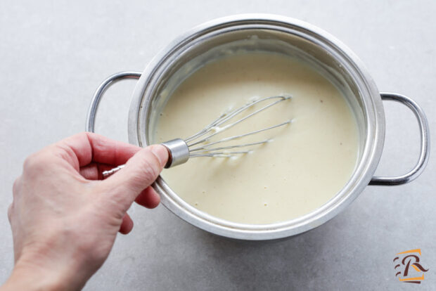 Preparazione lasagne con zucchine