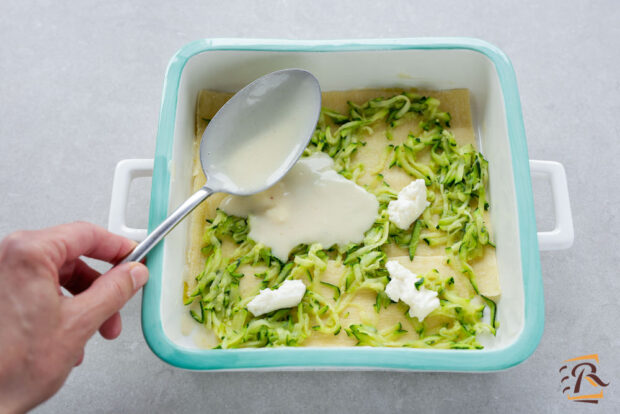 Preparazione lasagne con zucchine