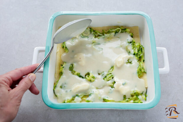 Preparazione lasagne con zucchine