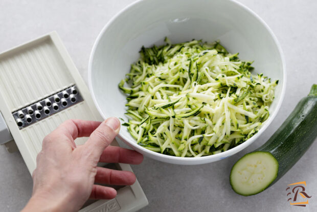 Preparazione lasagne con zucchine