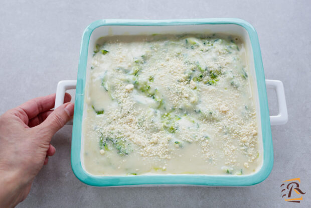 Preparazione lasagne con zucchine