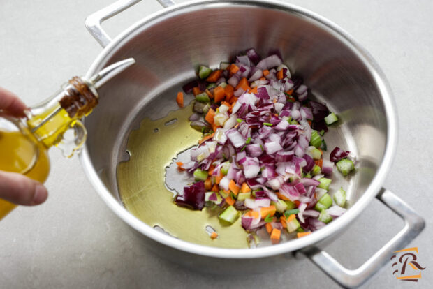 Preparazione minestrone di verdure