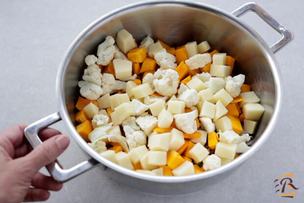 Preparazione minestrone di verdure