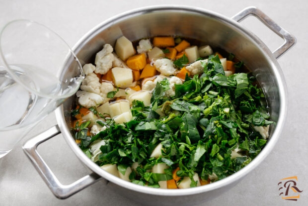 Preparazione minestrone di verdure