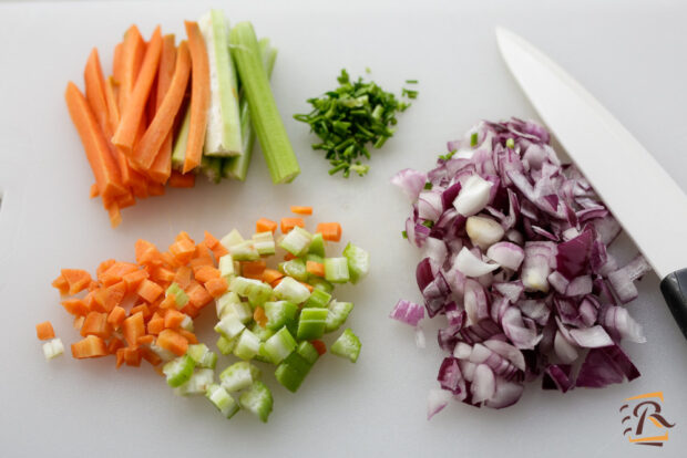 Preparazione minestrone di verdure