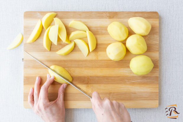 Preparazione patate in padella