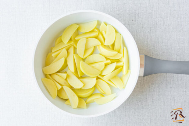 Preparazione patate in padella