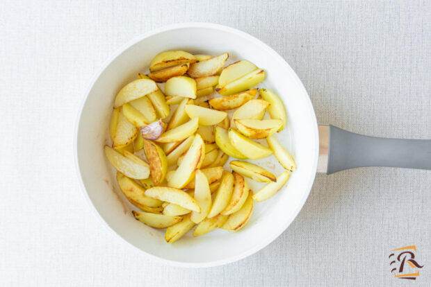 Preparazione patate in padella