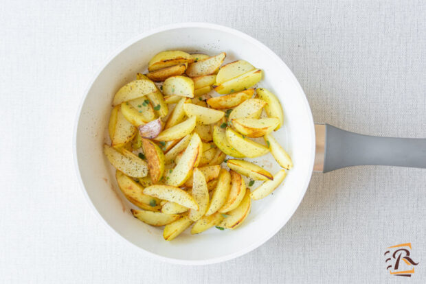 Preparazione patate in padella