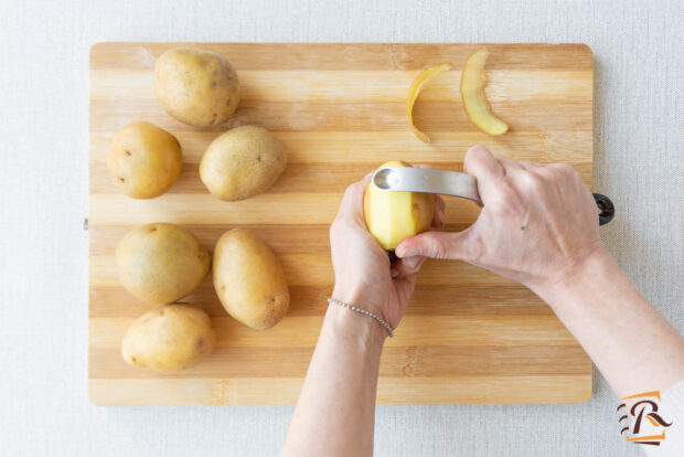 Preparazione patate in padella