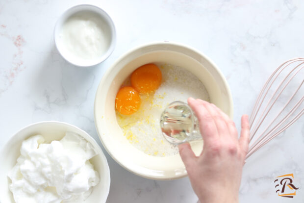 Preparazione torta al cocco