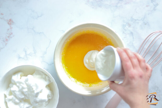 Preparazione torta al cocco