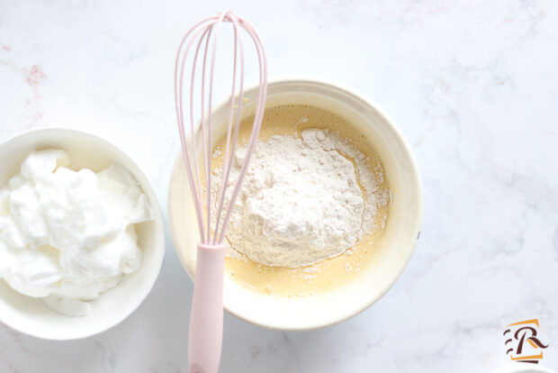 Preparazione torta al cocco