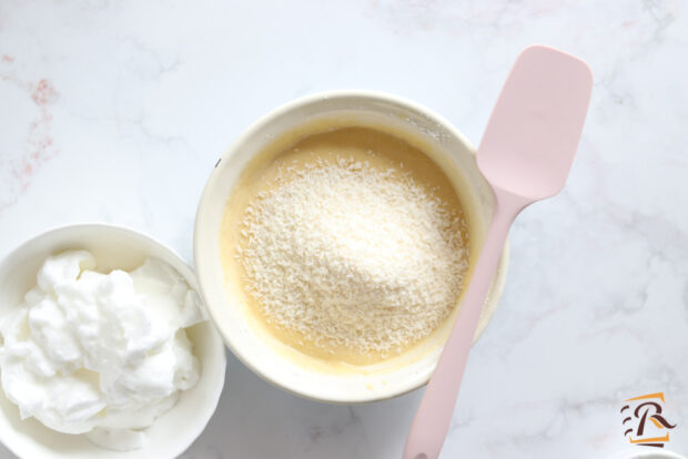 Preparazione torta al cocco