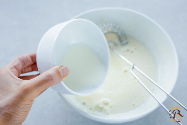 Preparazione torta allo yogurt senza burro